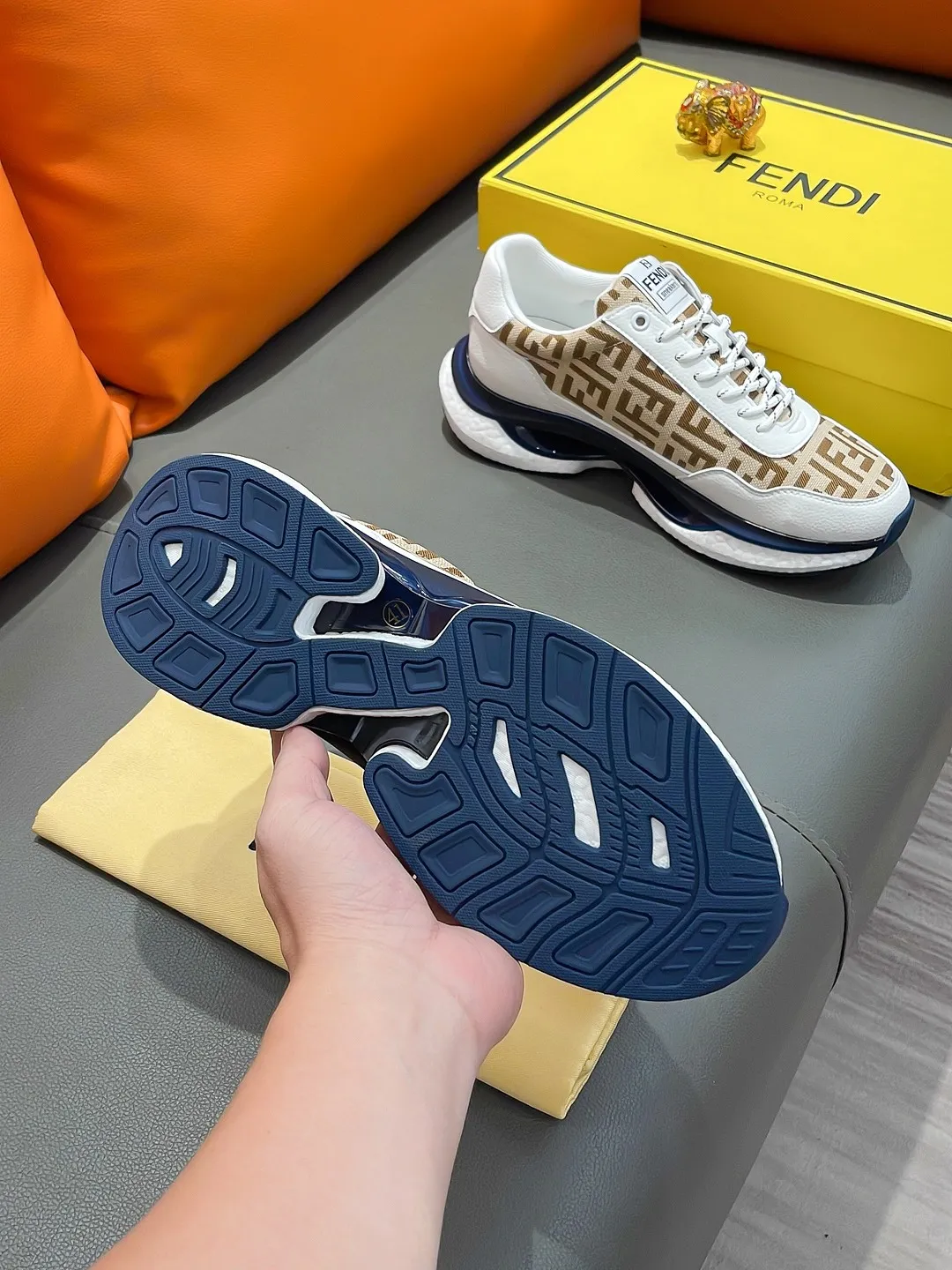 Men's shoes FENDI "Fendi" P440 Regular size: 38-44 (casual shoes) Product materials: Selected cowhide upper, soft sheepskin lining; original outsole.